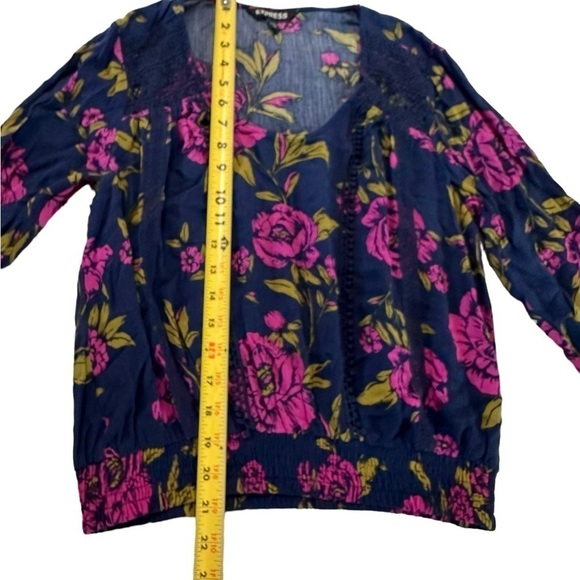 Express Navy & Pink Floral Bell Sleeve Blouse Size XS - Picture 12 of 17